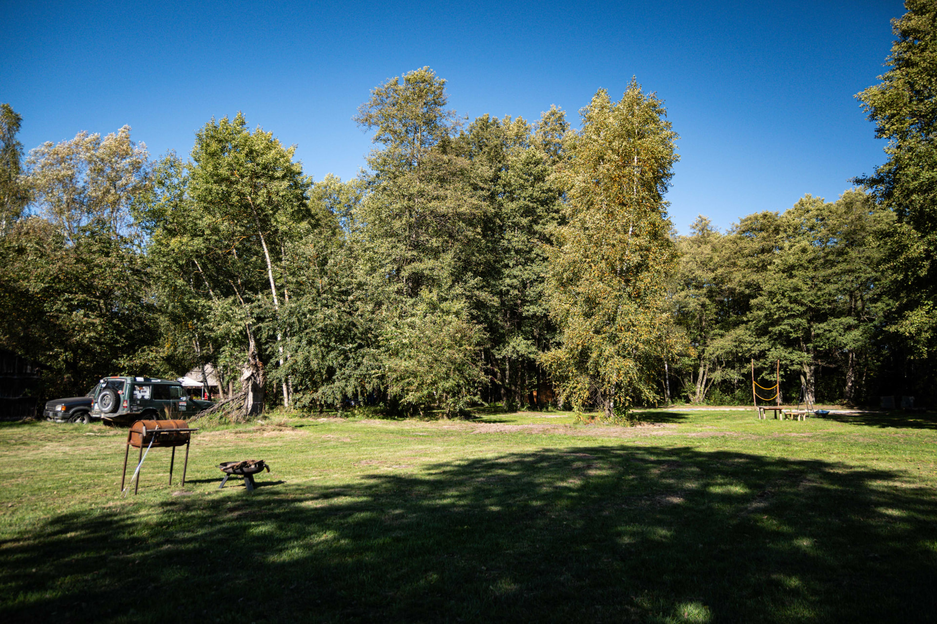 Zielona strefa campingu z paleniskiem